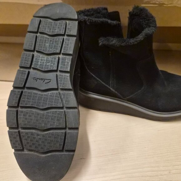 Clarks Size 7.5M Women Suede Black Boots"Ivery Opa" Fur-lined Waterproof - Picture 1 of 9